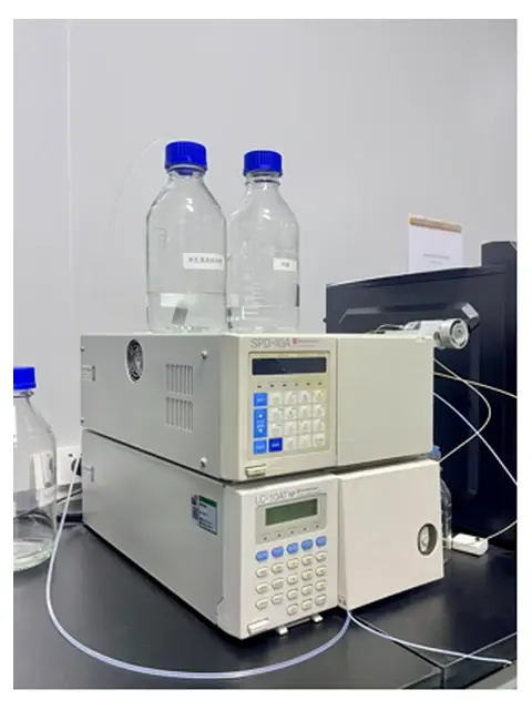 Laboratory liquid chromatograph
