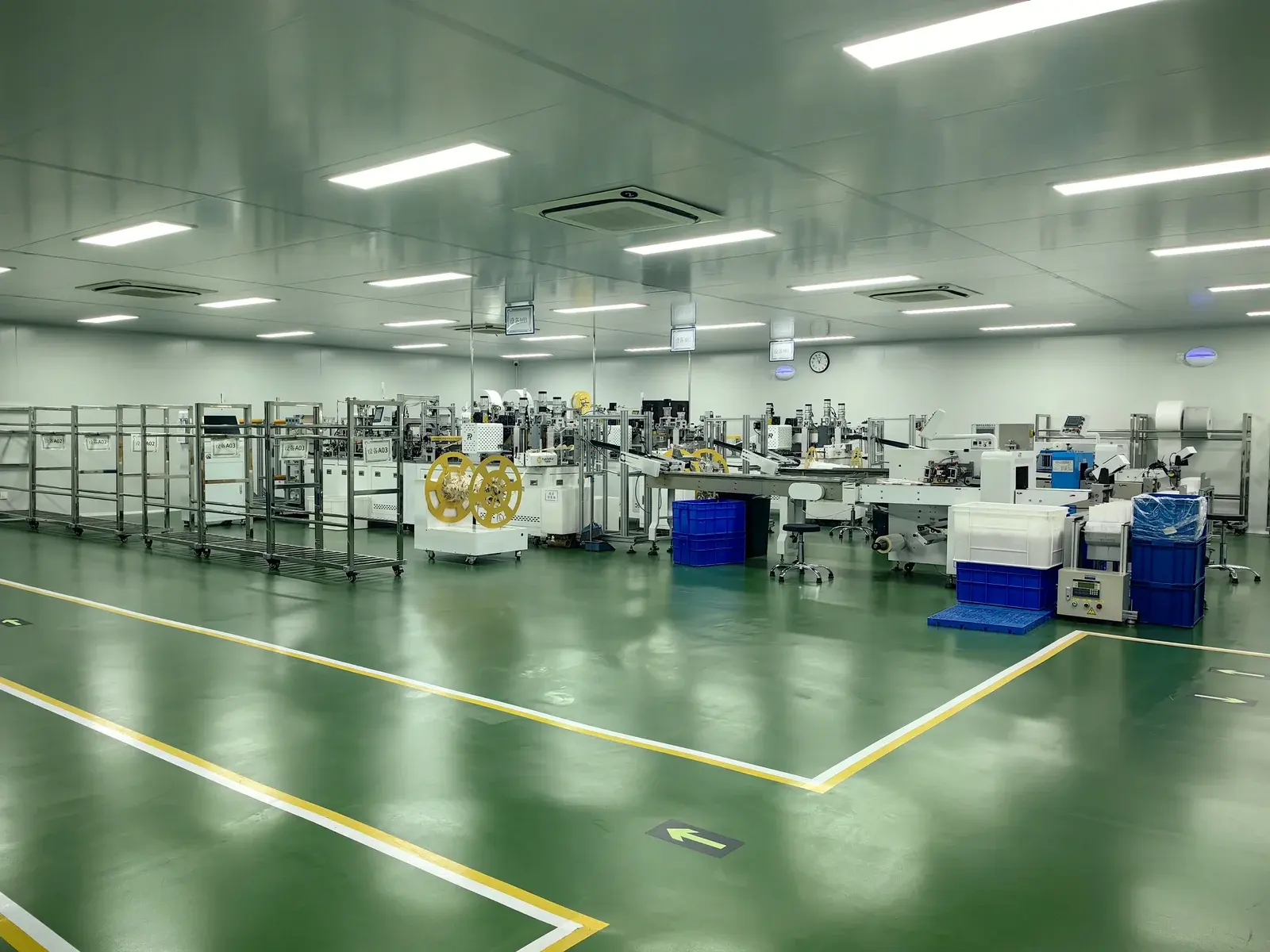 Rows of high-speed mask production lines in the purification workshop